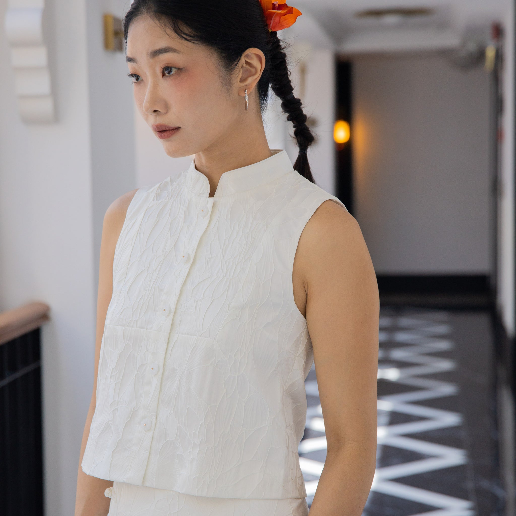 Moonlit Bloom Mandarin Collar Embroidery Sleeveless Top (White)