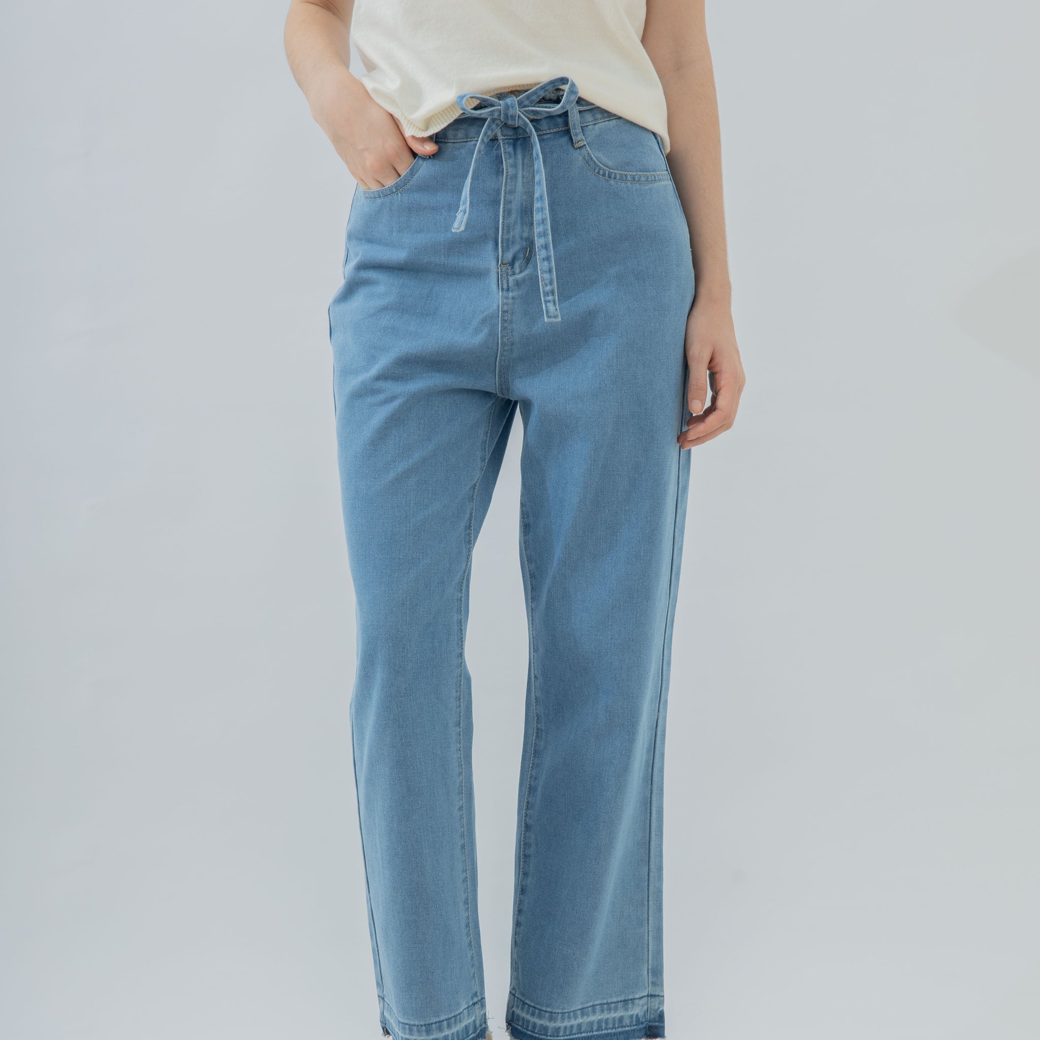 Belted Frayed Boyfriend Jeans (Denim)