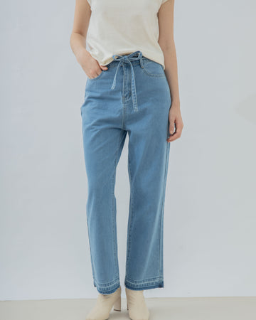 Belted Frayed Boyfriend Jeans (Denim)